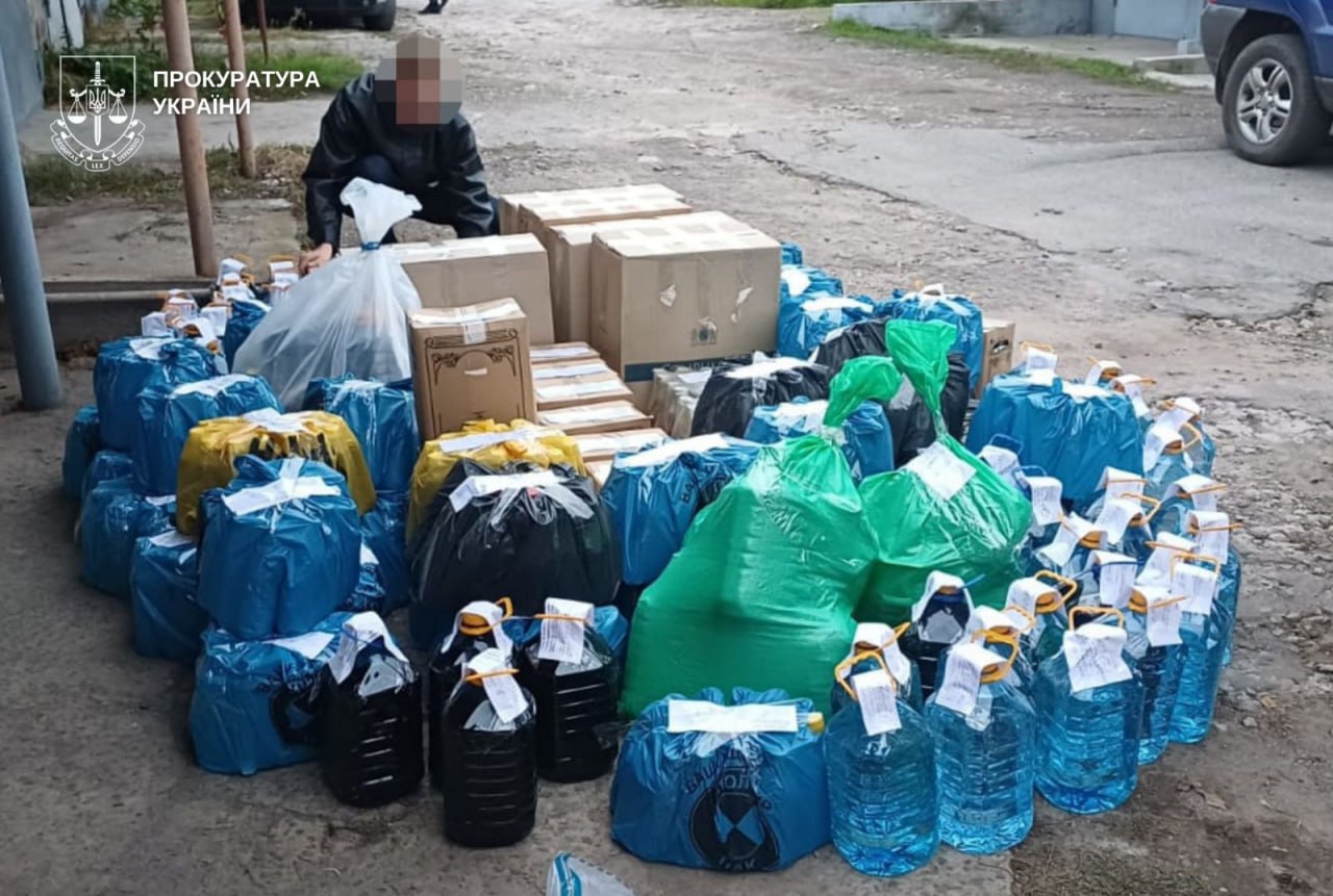 IMG 20251020 160535 891 У Кривому Розі викрили схему продажу нелегального алкоголю та тютюну 20.10.2025