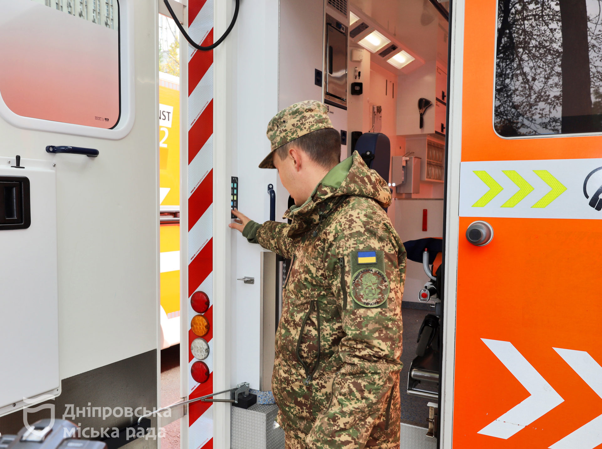Дніпро надав Силам оборони карети швидкої 23.10.2025