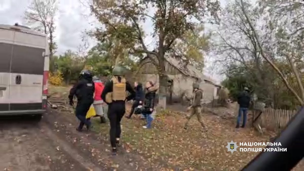 Під загрозою FPV-дронів: поліцейські екіпажу "Білі янголи" евакуювали мешканців Новоолександрівки 2025