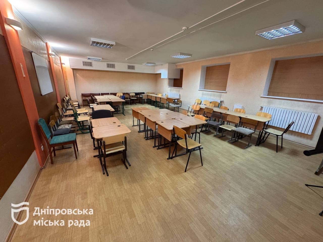 укриття, облаштоване у комунальному закладі — Дніпровському ліцеї № 28 (вул. Героїв Рятувальників, 12)