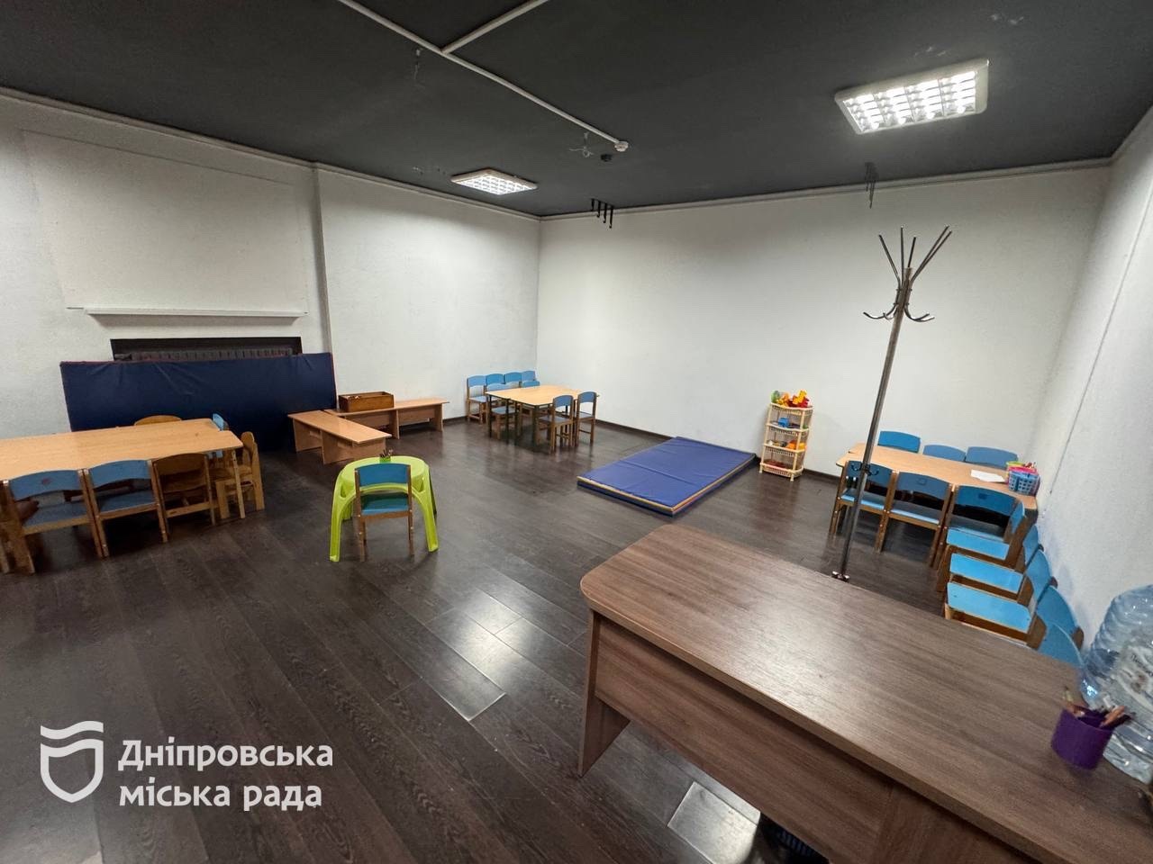 укриття, облаштоване у комунальному закладі — Дніпровському ліцеї № 28 (вул. Героїв Рятувальників, 12)