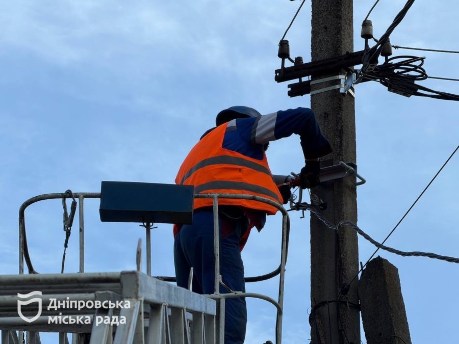 Вулиця Івана Пулюя: оновлюють зовнішнє освітлення у Дніпрі 8.10.2025
