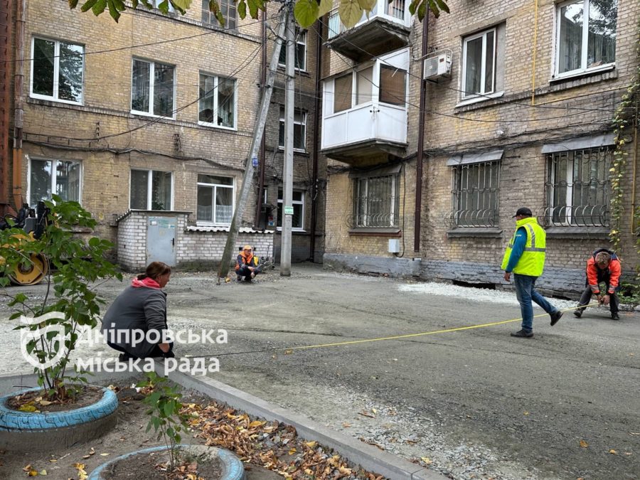 Борис Філатов: під контролем ремонти асфальтного покриття на прибудинкових територіях пр. Сергія Нігояна 9.10.2025