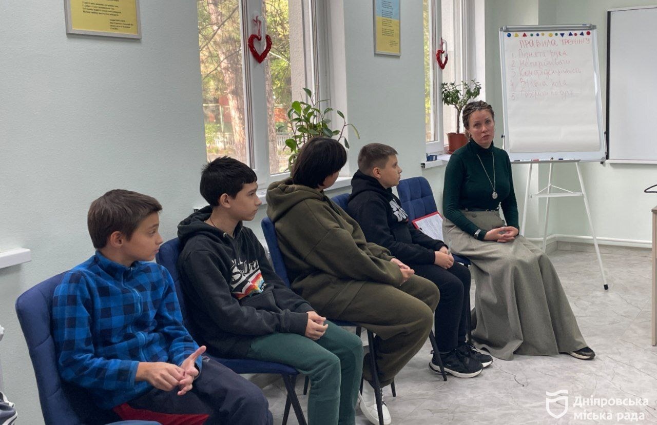 «Завдяки тренінгам я налагодила спілкування з донькою. Тепер у нас хороші стосунки», — внутрішньо переміщена особа про отримання послуг у Дніпровському міському центрі соціальних служб