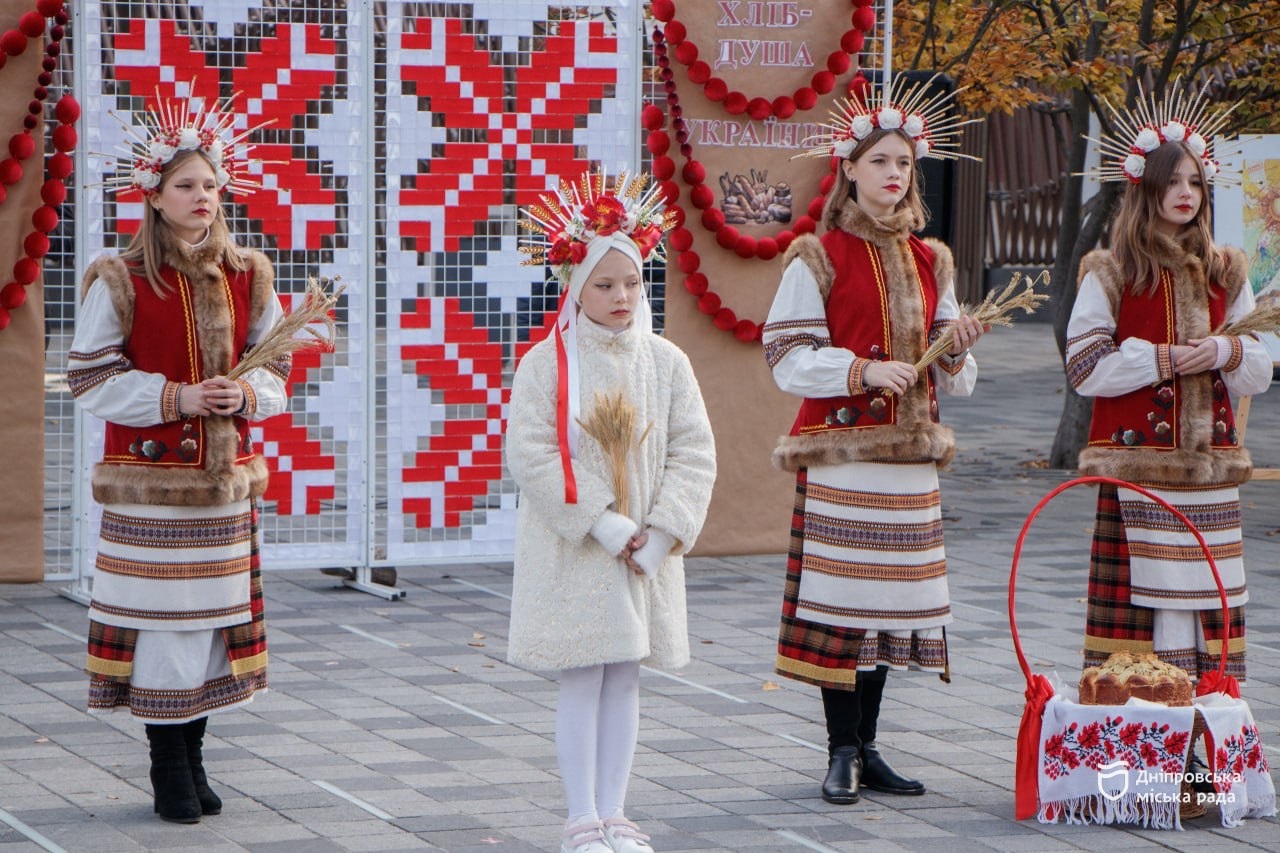 У Дніпрі провели мистецький перформанс «Хліб — це життя» до Всесвітнього дня хліба