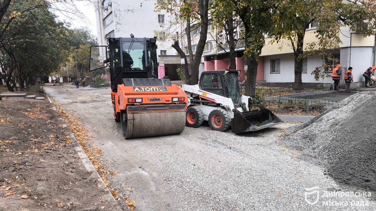 «Тут були суцільні ями. Комунальна техніка та швидкі не могли нормально проїхати. Дуже вдячний міській владі, що у такий складний час все одно відгукнулися на наше прохання», — мешканець Дніпра про оновлення внутрішньоквартальної дороги