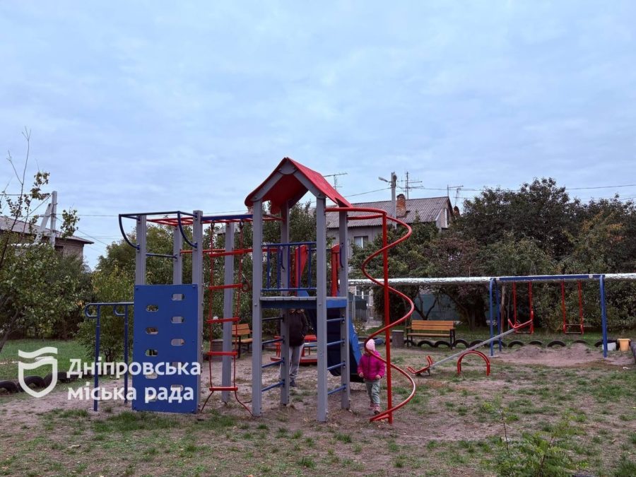 У Дніпрі триває програма з оновлення, ремонту та технічного обслуговування дитячих майданчиків 17.10.2025