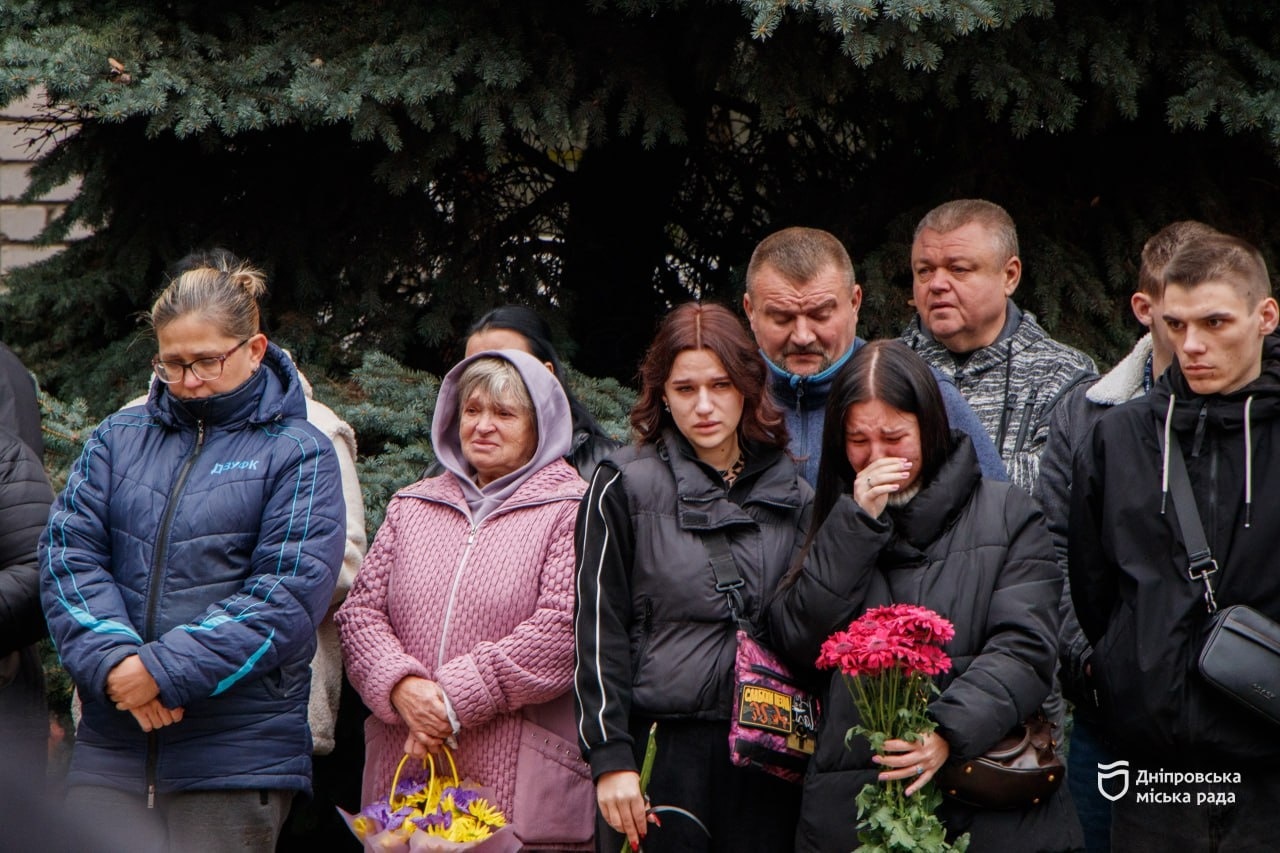 У Дніпрі на фасаді гімназії №39 відкрили меморіальні дошки на честь випускників закладу — захисників України Микити Каплунова та Віталія Якименка - 17.10.2025