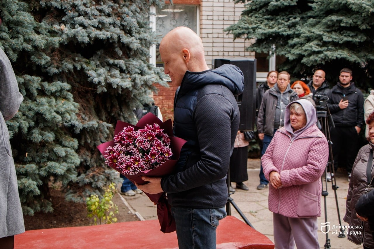 У Дніпрі на фасаді гімназії №39 відкрили меморіальні дошки на честь випускників закладу — захисників України Микити Каплунова та Віталія Якименка - 17.10.2025