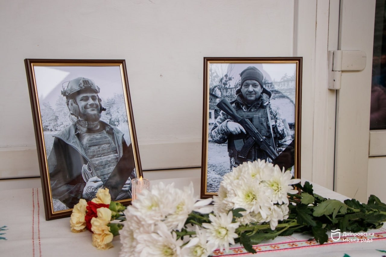 У Дніпрі на фасаді гімназії №39 відкрили меморіальні дошки на честь випускників закладу — захисників України Микити Каплунова та Віталія Якименка - 17.10.2025