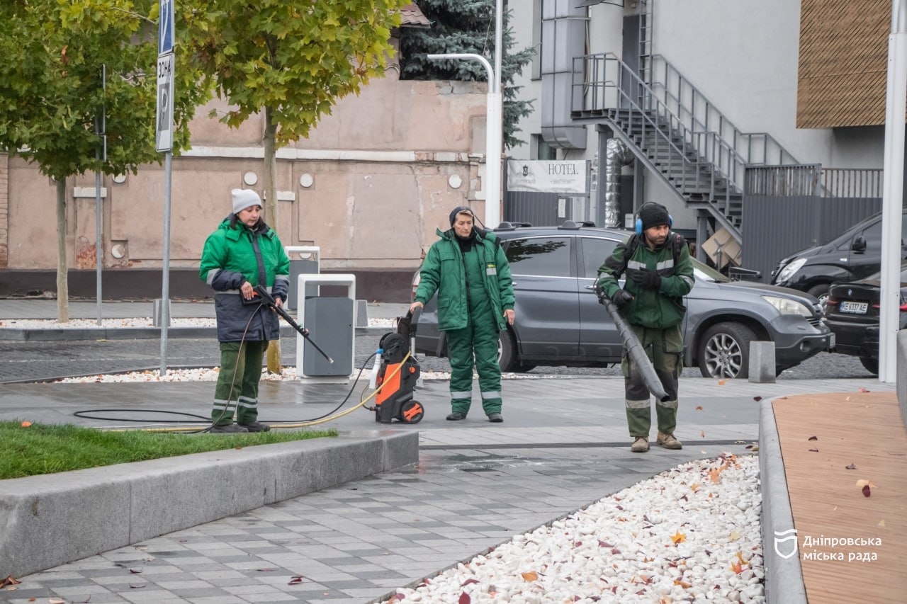 Сквер святих Кирила і Мефодія готують до холодів 21.10.2025