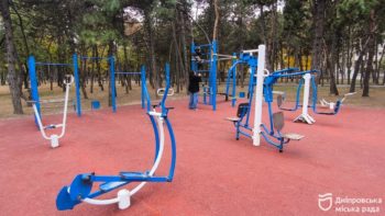 За дорученням Бориса Філатова ремонтують дитячі та спортивні майданчики 22.10.2025