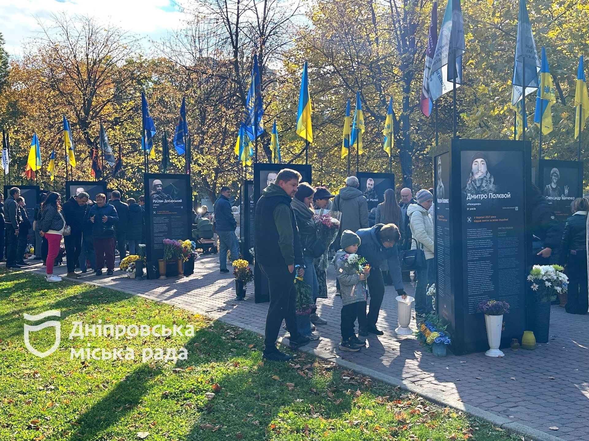 «Це дуже важливо — мати, куди прийти, де згадати», — дніпрянка про відкриття Алеї Героїв у центрі міста