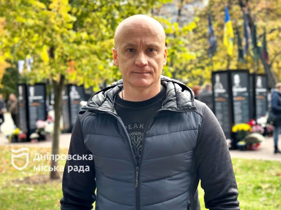 «Історії Героїв»: у Дніпрі відкрили 10-ту частину проєкту в Сквері Героїв 23.10.2025