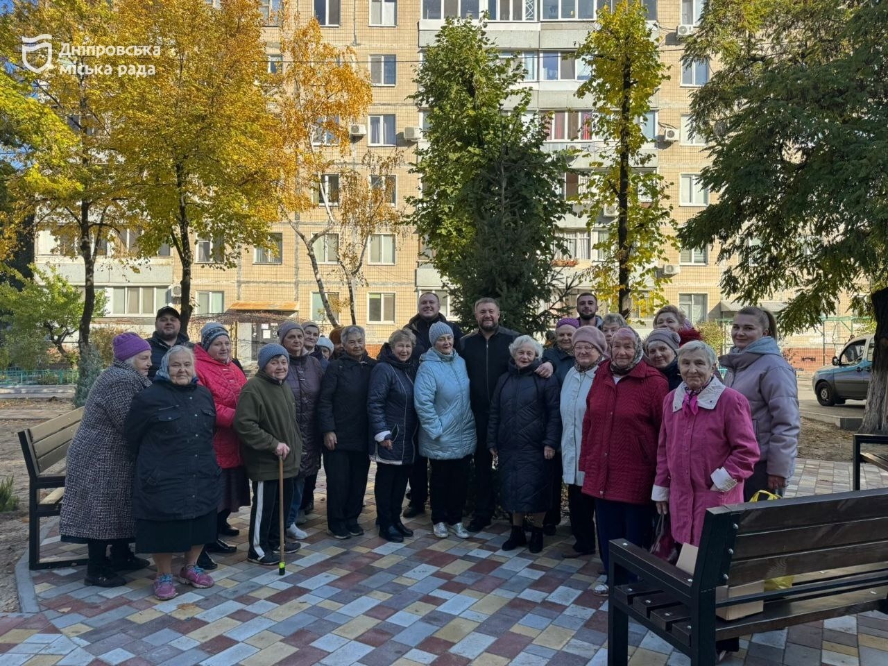 У Дніпрі люди об’єдналися для осінньої толоки та озеленення двору 23.10.2025
