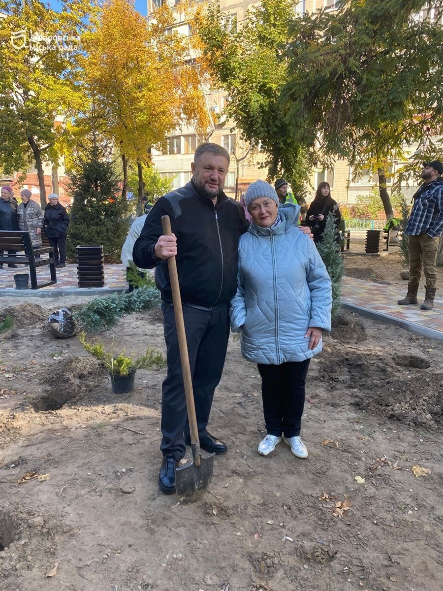 У Дніпрі люди об’єдналися для осінньої толоки та озеленення двору 23.10.2025