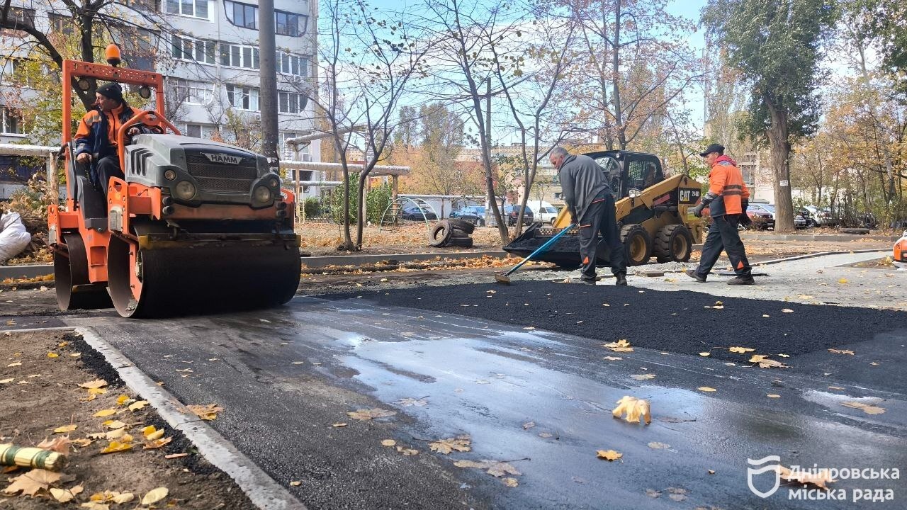 У Дніпрі продовжують комплексний ремонт дворів у житлових районах 24.10.2025