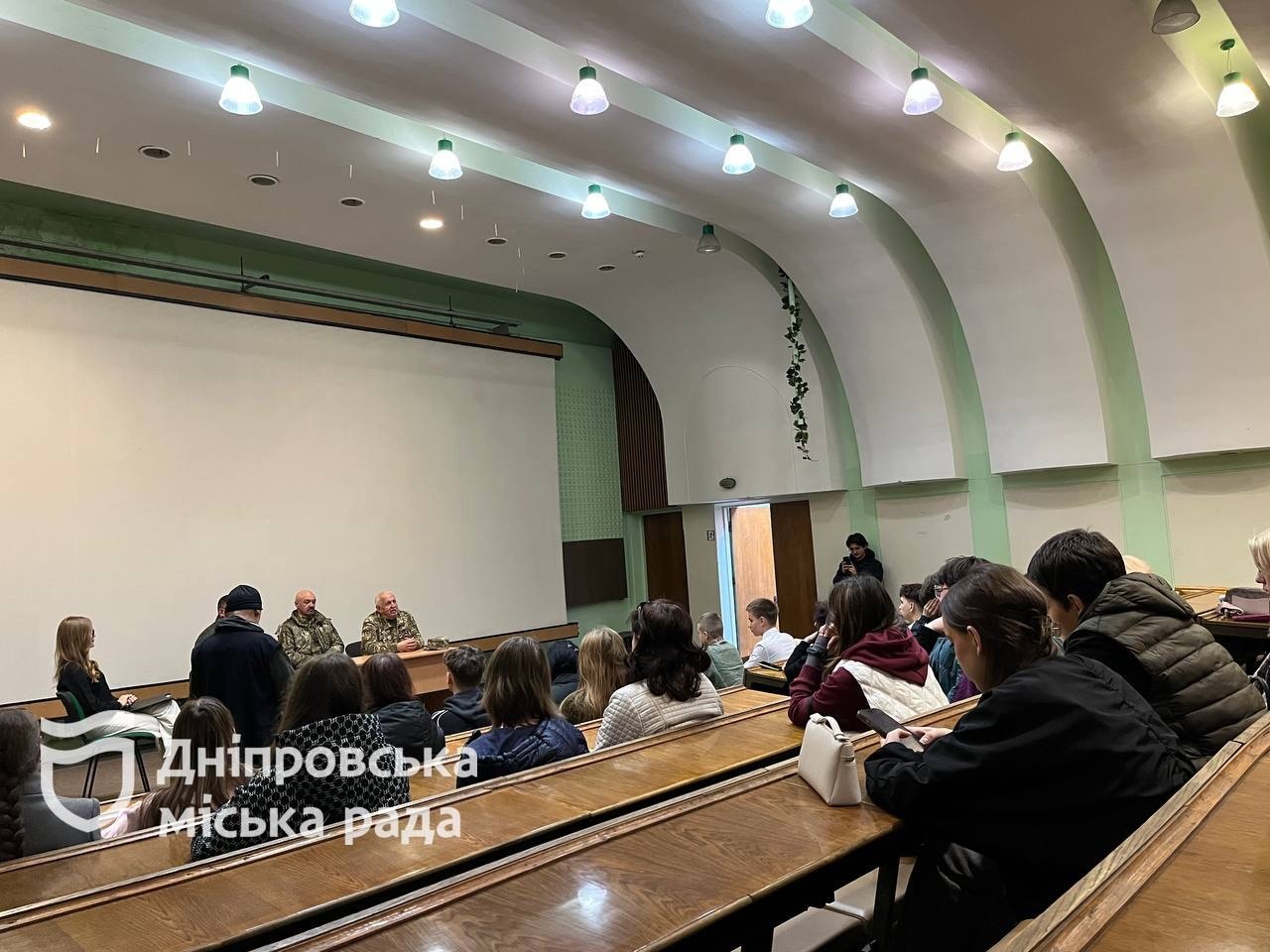 У Дніпрі школярі зустрілися з ветеранами на просвітницькій лекції про патріотизм і мужність 24.10.2025
