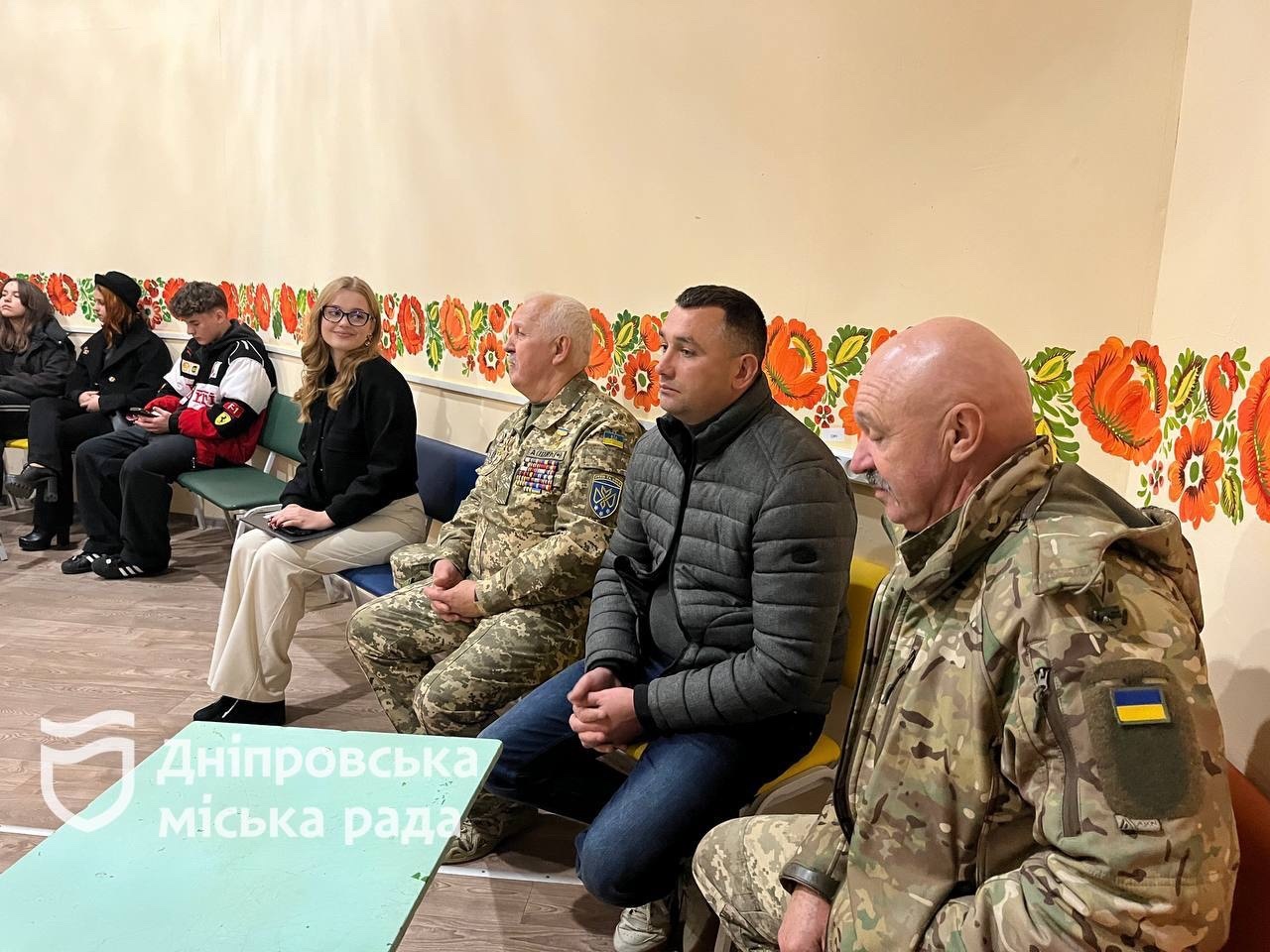 У Дніпрі школярі зустрілися з ветеранами на просвітницькій лекції про патріотизм і мужність 24.10.2025