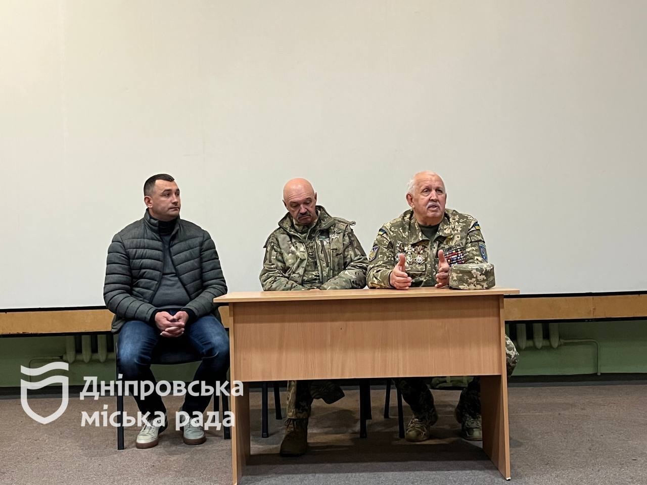 У Дніпрі школярі зустрілися з ветеранами на просвітницькій лекції про патріотизм і мужність 24.10.2025