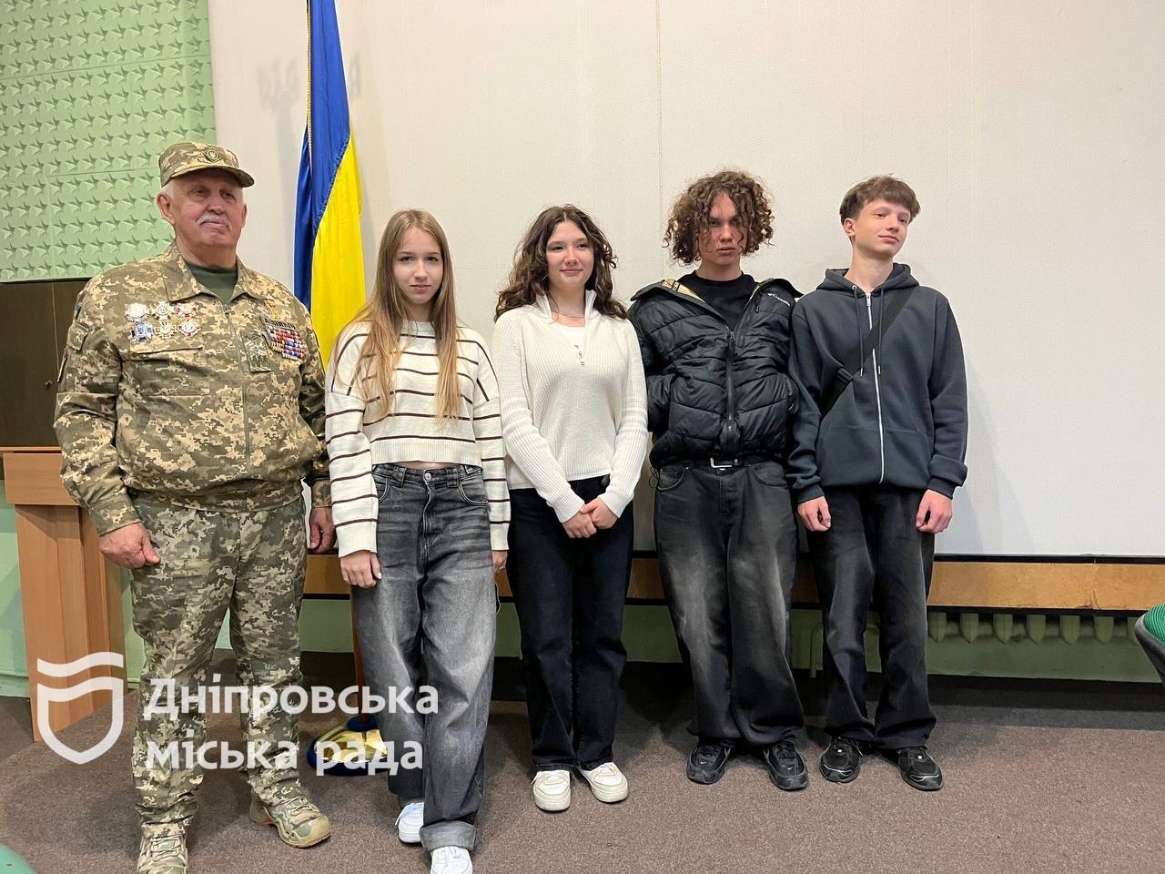 У Дніпрі школярі зустрілися з ветеранами на просвітницькій лекції про патріотизм і мужність 24.10.2025