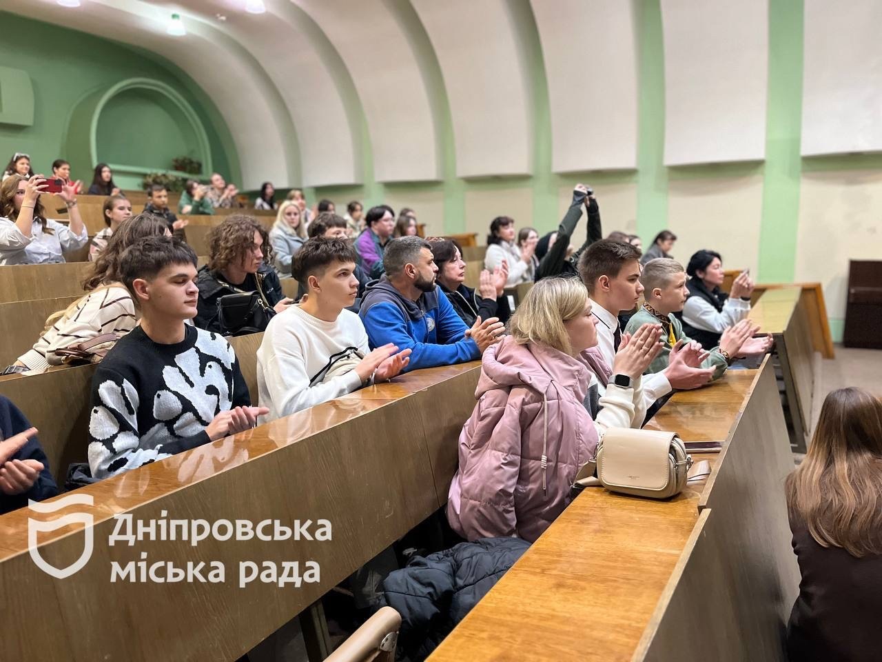 У Дніпрі школярі зустрілися з ветеранами на просвітницькій лекції про патріотизм і мужність 24.10.2025