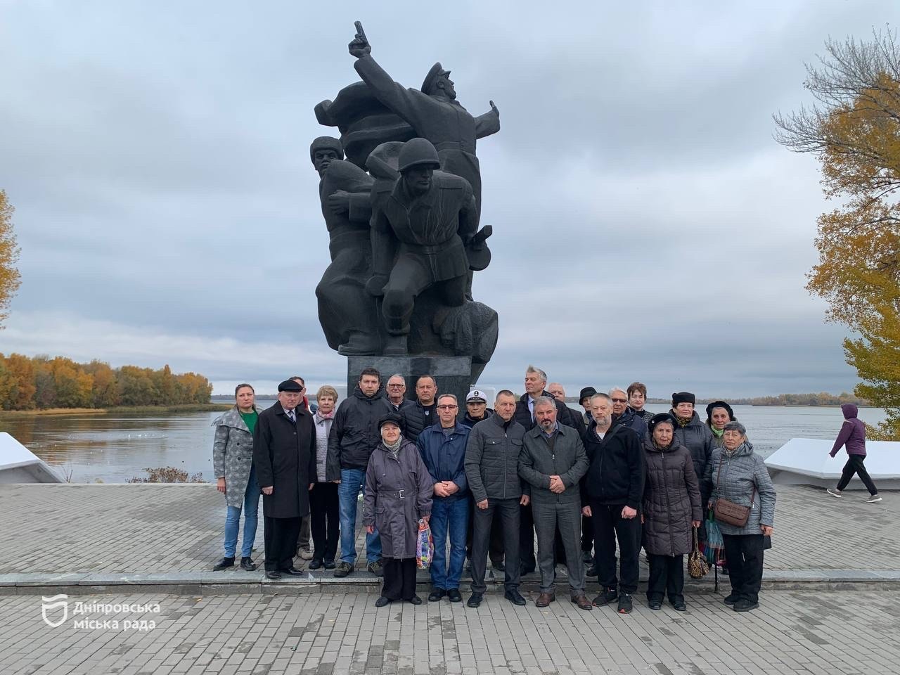 У Дніпрі відбулося урочисте покладання квітів до пам’ятника Воїнам 152-ї стрілецької дивізії на Набережній Заводській - 25.10.2025