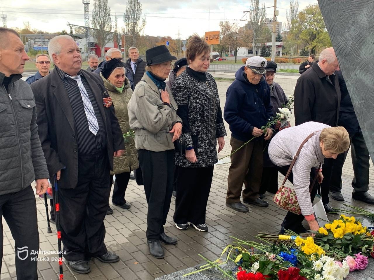 У Дніпрі відбулося урочисте покладання квітів до пам’ятника Воїнам 152-ї стрілецької дивізії на Набережній Заводській - 25.10.2025