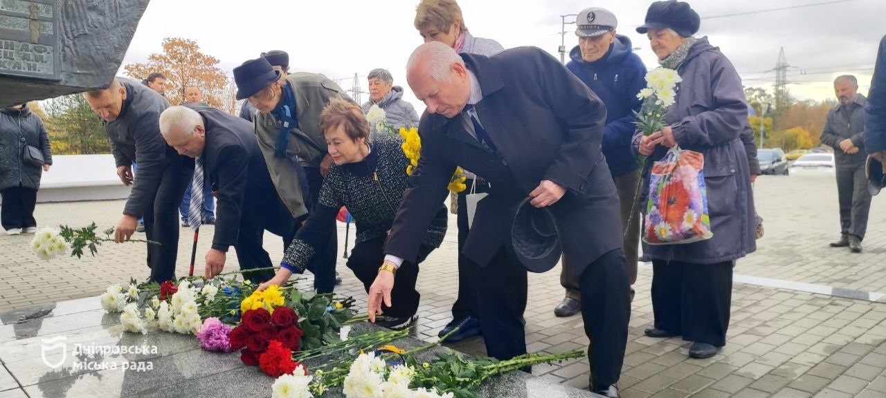 У Дніпрі відбулося урочисте покладання квітів до пам’ятника Воїнам 152-ї стрілецької дивізії на Набережній Заводській - 25.10.2025