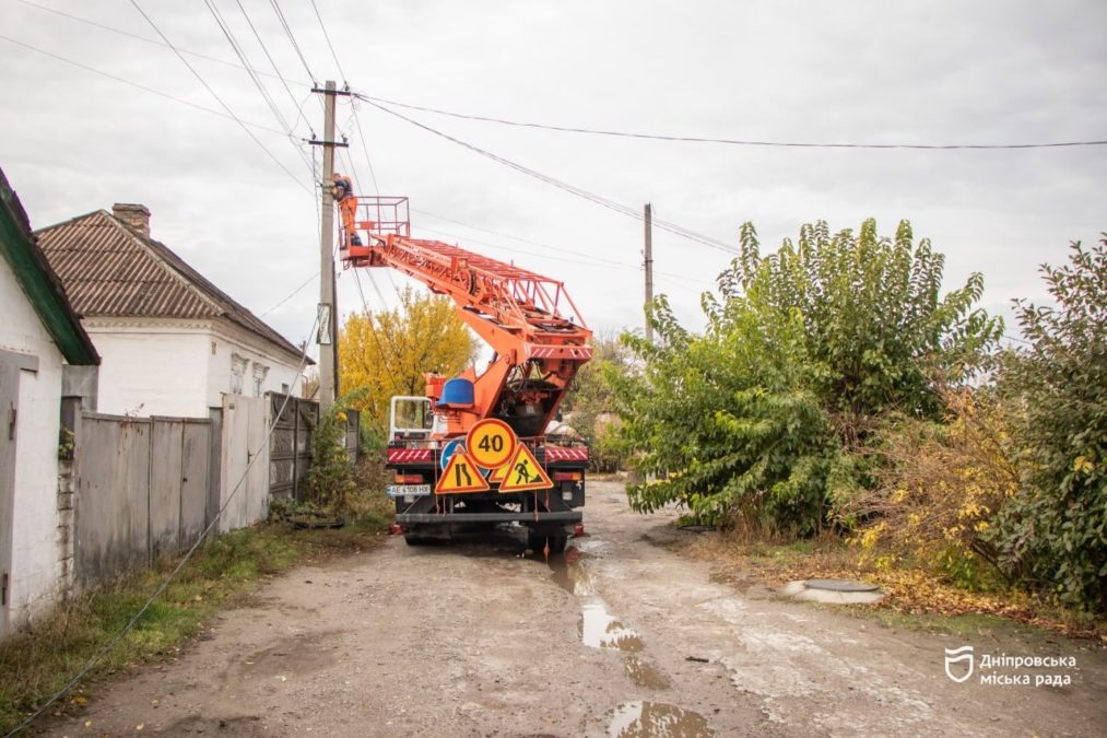 У Дніпрі оновлюють зовнішнє освітлення: сучасні LED-лампи встановлюють на вулиці Українських воїнів - 28.10.2025