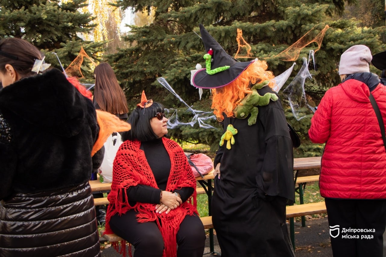 У Дніпрі учасники Університету третього віку відзначили Гелловін та знайшли еліксир молодості 31.10.2025