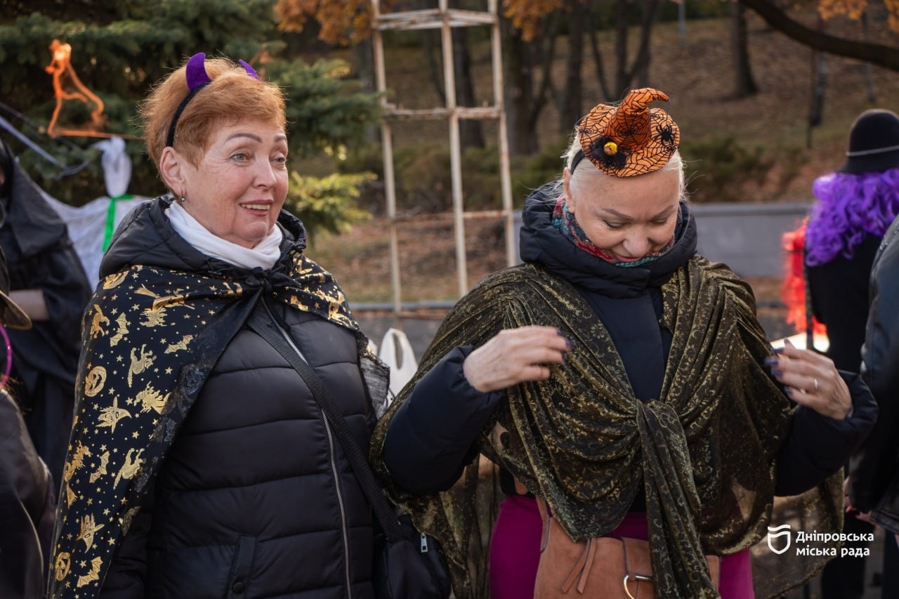 У Дніпрі учасники Університету третього віку відзначили Гелловін та знайшли еліксир молодості 31.10.2025