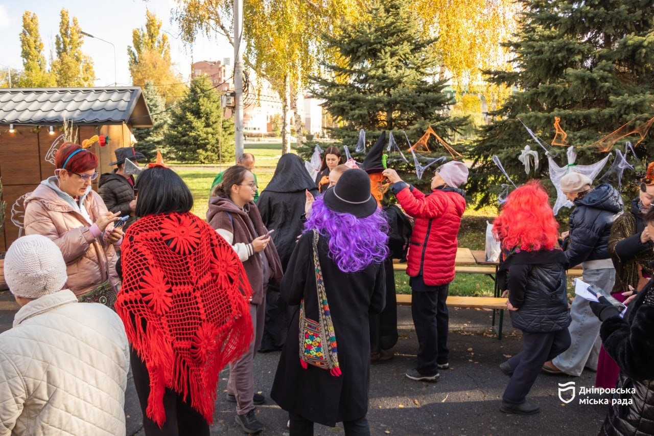 У Дніпрі учасники Університету третього віку відзначили Гелловін та знайшли еліксир молодості 31.10.2025