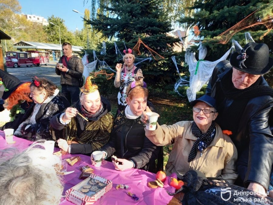 У Дніпрі учасники Університету третього віку відзначили Гелловін та знайшли еліксир молодості 31.10.2025