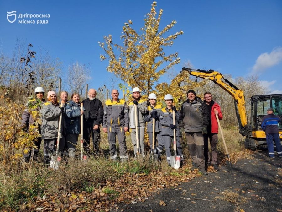 #Дніпро_квітучий - акція з озеленення: висадили 300 кленів 31.10.2025