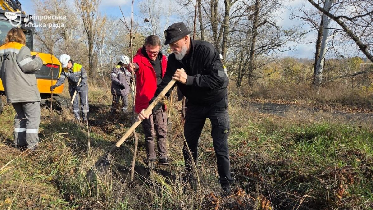 #Дніпро_квітучий - акція з озеленення: висадили 300 кленів 31.10.2025