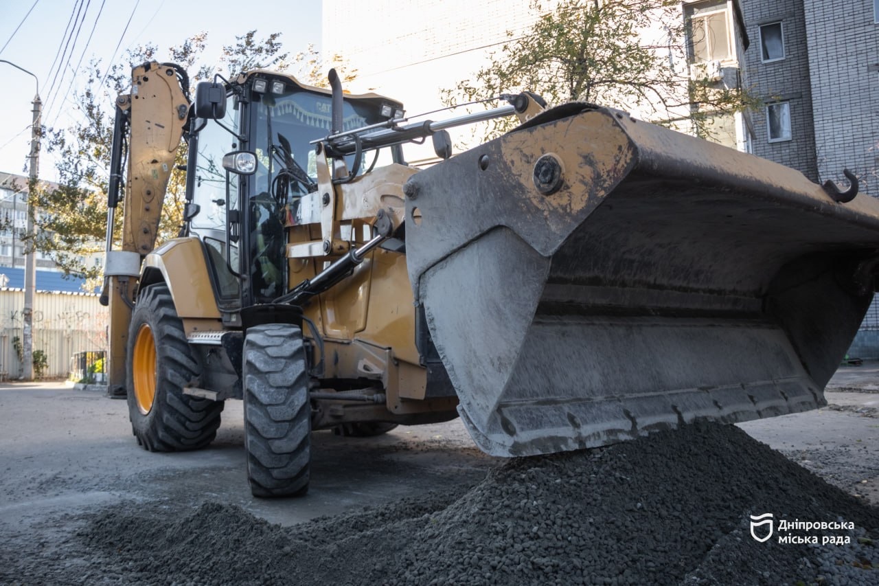 «Після оновлення буде безпечно і комфортно пересуватися», — мешканка пров. Парусний у Дніпрі про ремонт дороги у дворі