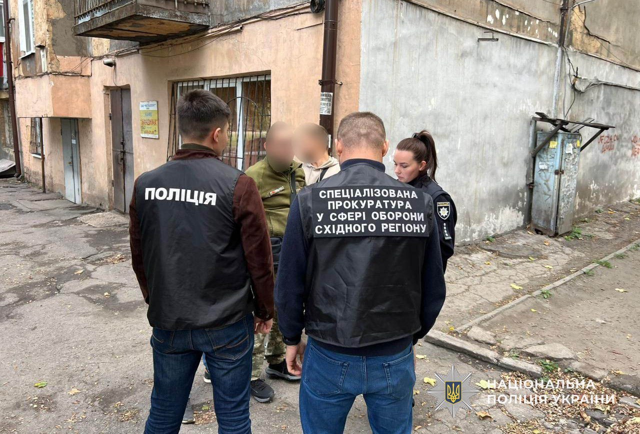 У Дніпрі на отриманні хабаря поліцейські затримали військовослужбовця ТЦК та СП - 10.10.2025