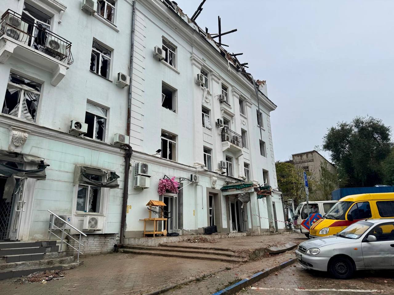 Ліквідація наслідків ворожої атаки у Дніпрі 1.10.2025