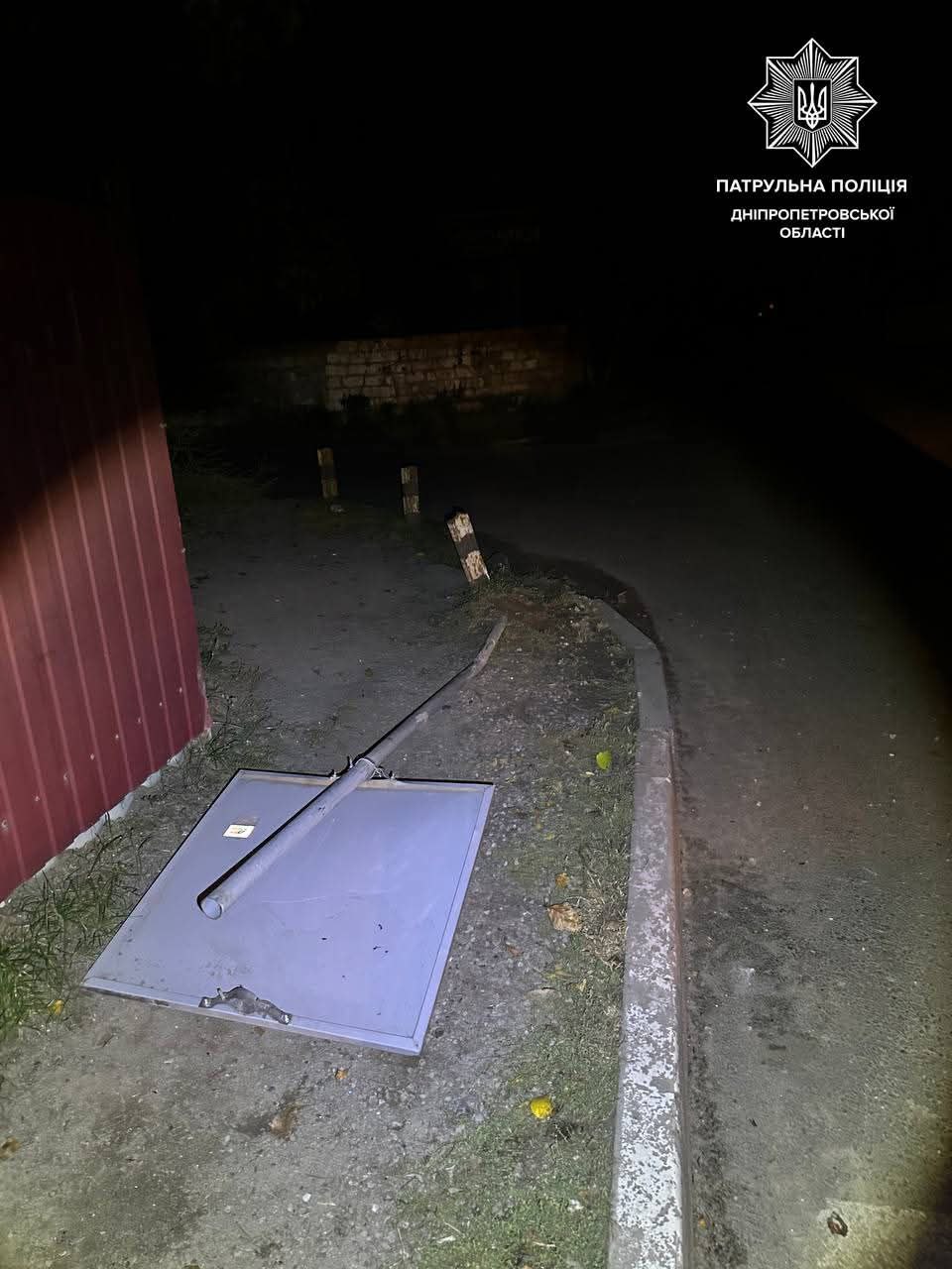 У Дніпрі чоловік навчав п’яну жінку водити авто — машина в’їхала в бордюр 2025