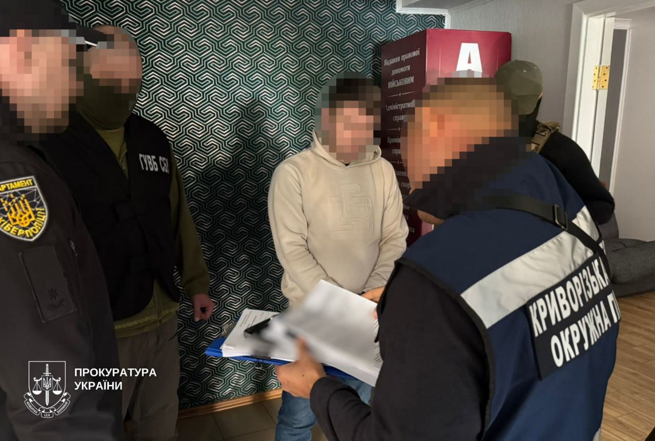 12 тис. доларів за «опікуна» для відстрочки та перетину кордону – у Кривому Розі повідомлено про підозру чоловіку 20.10.2025