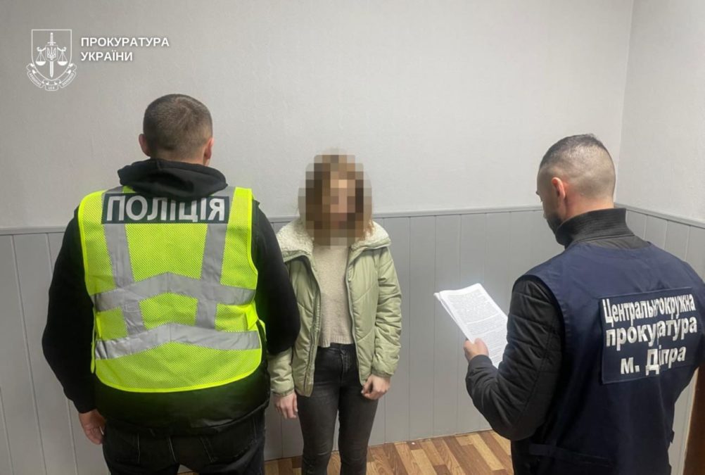 Дніпрянка замасковувала наркотики у мережеві перехідники 24.10.2025