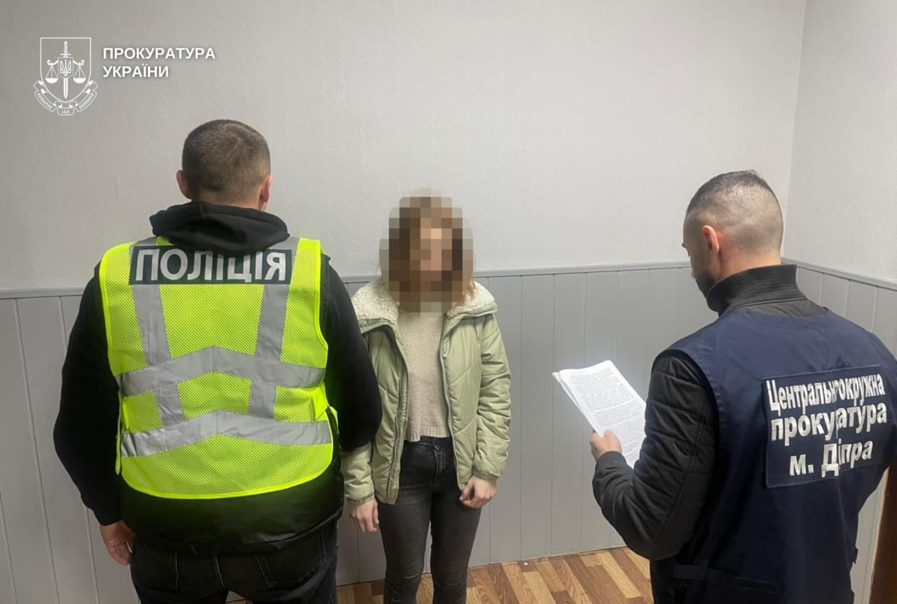 Дніпрянка замасковувала наркотики у мережеві перехідники 24.10.2025