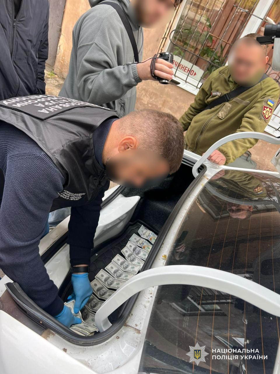 У Дніпрі на отриманні хабаря поліцейські затримали військовослужбовця ТЦК та СП - 10.10.2025