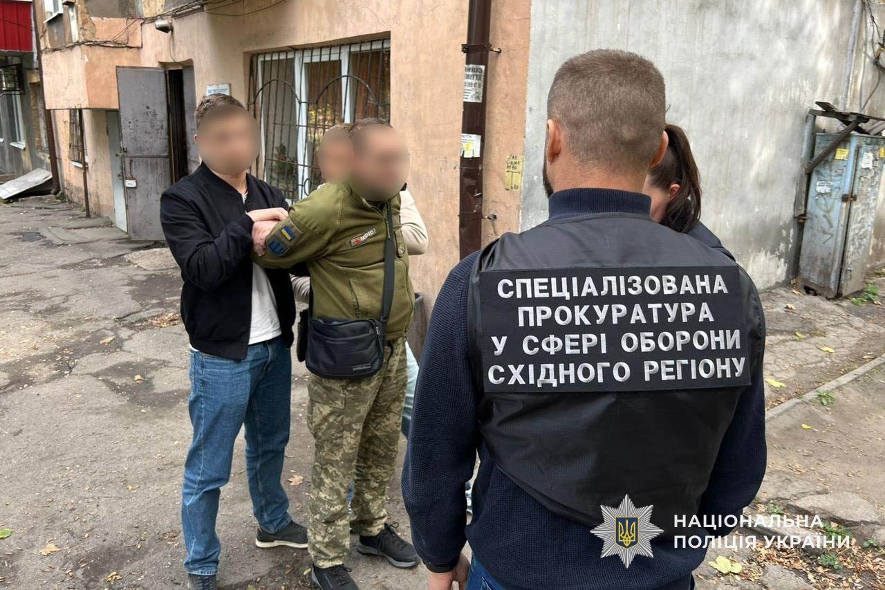 У Дніпрі на отриманні хабаря поліцейські затримали військовослужбовця ТЦК та СП - 10.10.2025