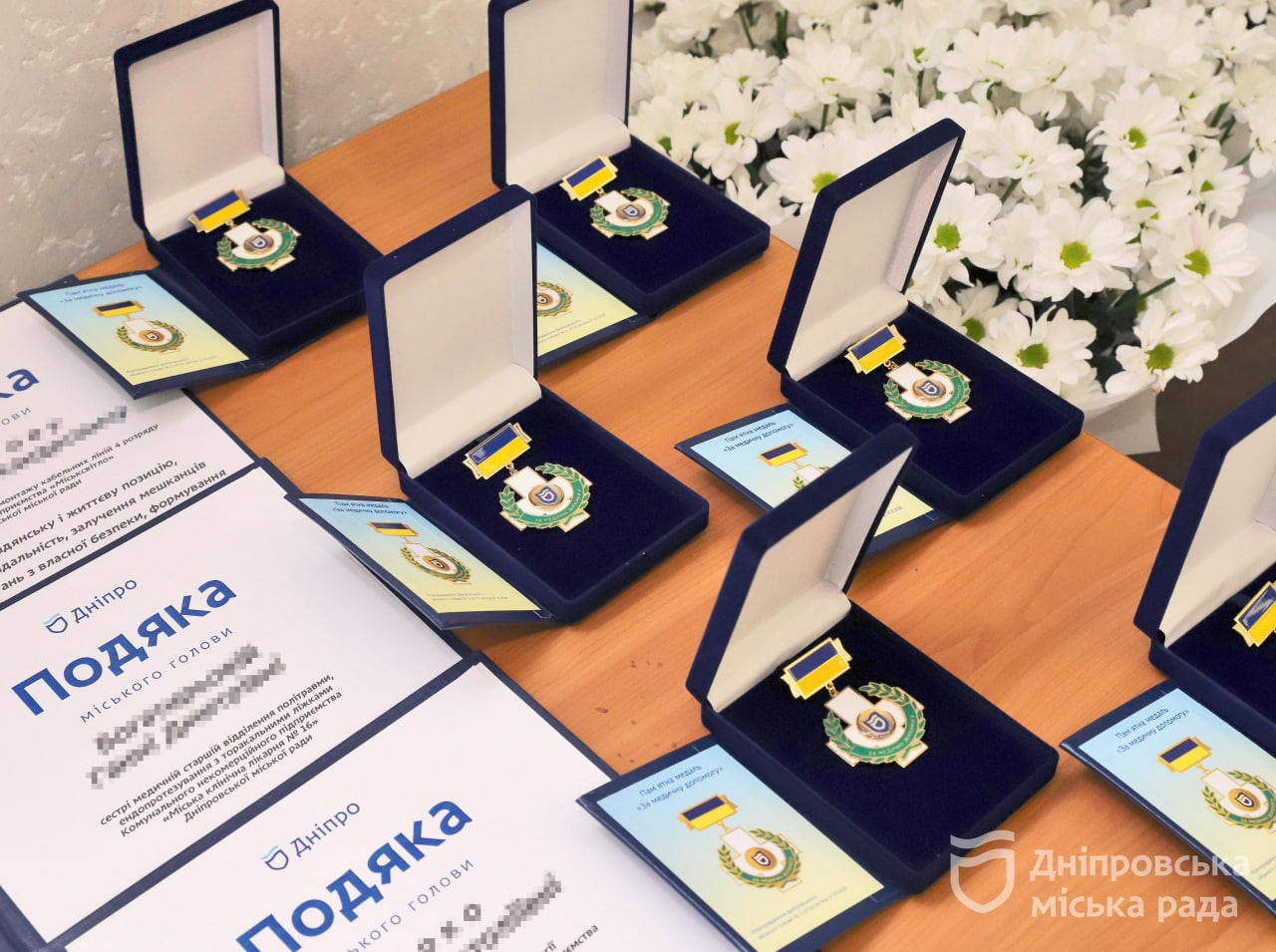 У Дніпрі вручили нагороди медпрацівникам та комунальникам - 22.10.2025