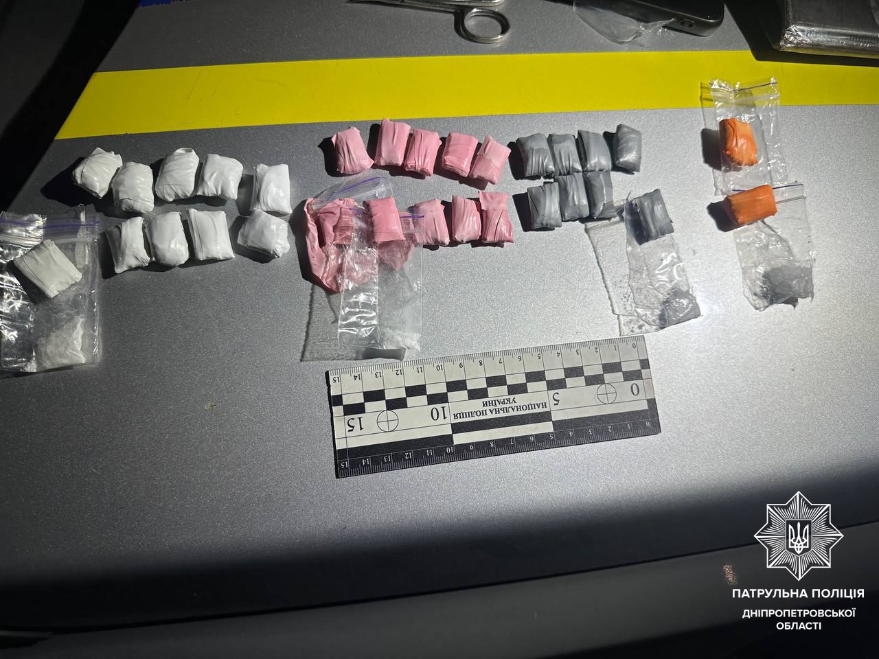 У Дніпрі патрульні затримали двох чоловіків із «закладками» - 27.10.2025
