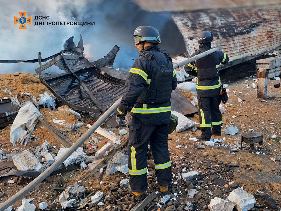 Рятувальники ліквідовують наслідки нічних атак на Дніпропетровщині - 30.10.2025