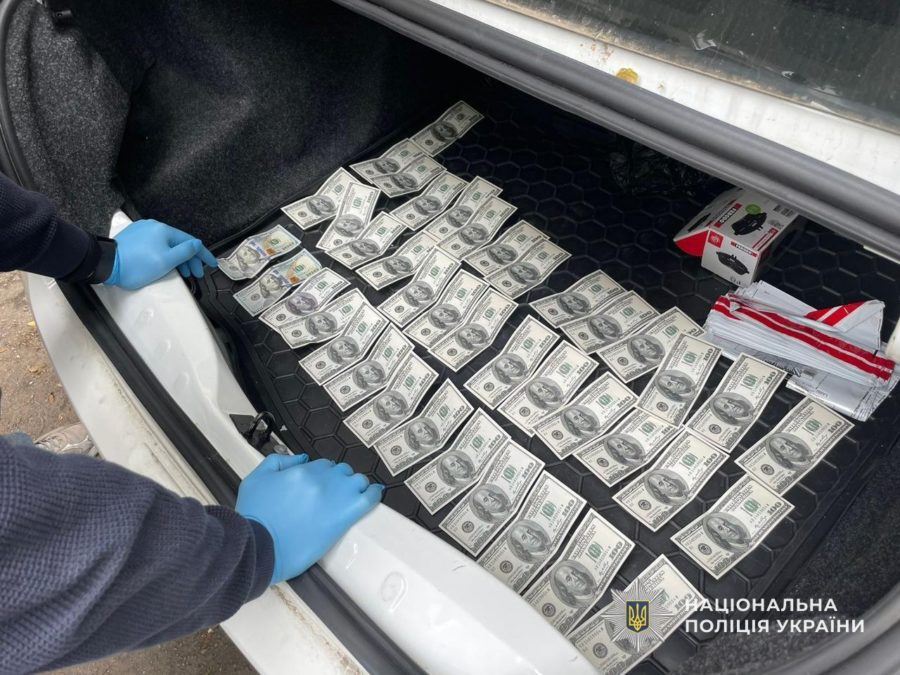 У Дніпрі на отриманні хабаря поліцейські затримали військовослужбовця ТЦК та СП - 10.10.2025