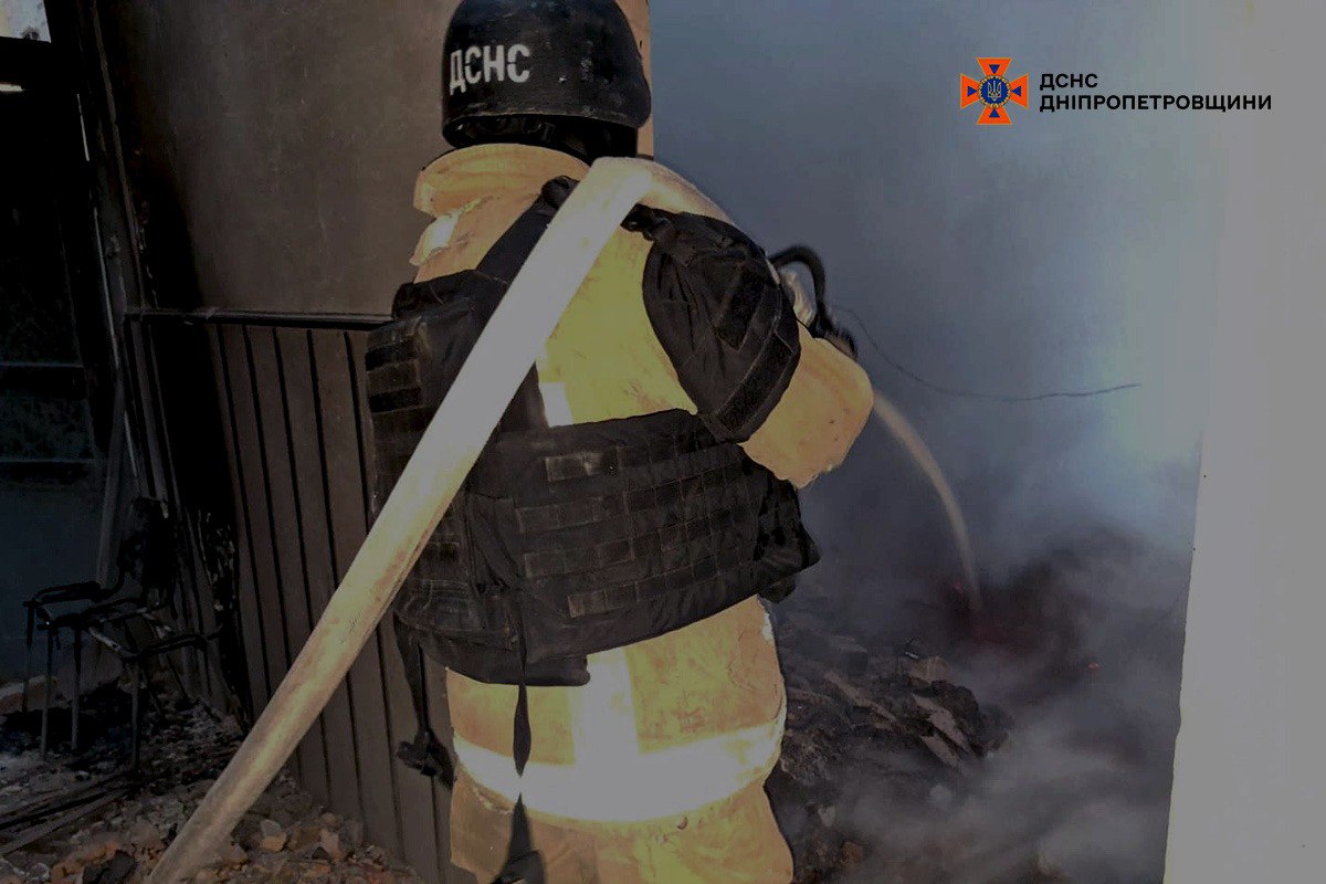 Рятувальники ліквідовують наслідки нічних атак на Дніпропетровщині - 30.10.2025